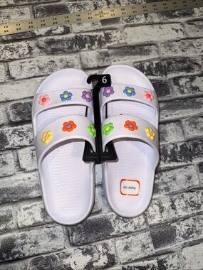 NWT Girls Flower Slide Sandals-White-Size 6-Summer-Beach-Pool -Shower Shoes